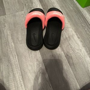 Coral Nike slides worn a few times girls size 5